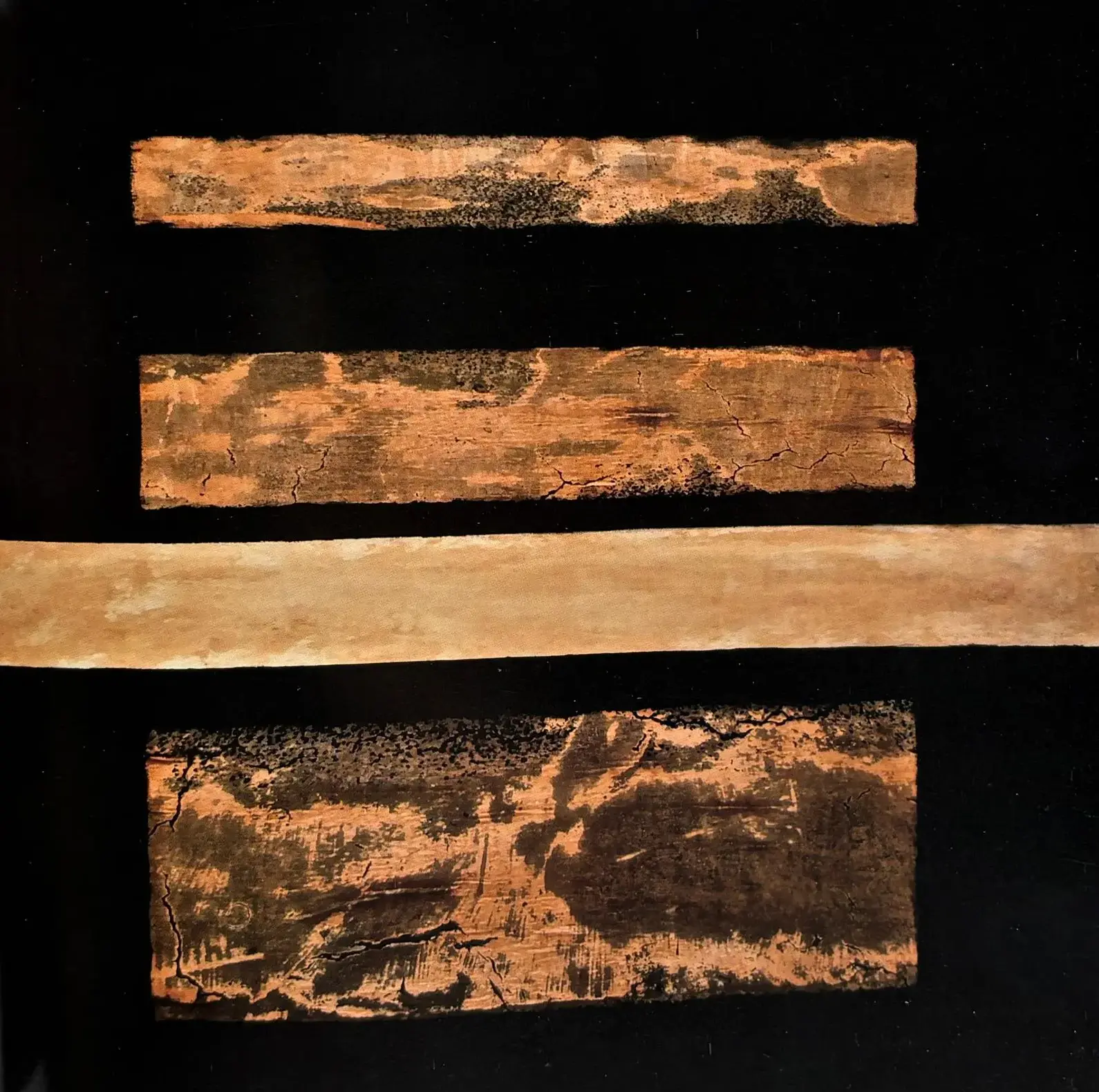 Composition structurée par de larges bandes horizontales, où papiers, pigments et matières organiques s’inscrivent dans une profondeur sombre - Jean Luc Veret